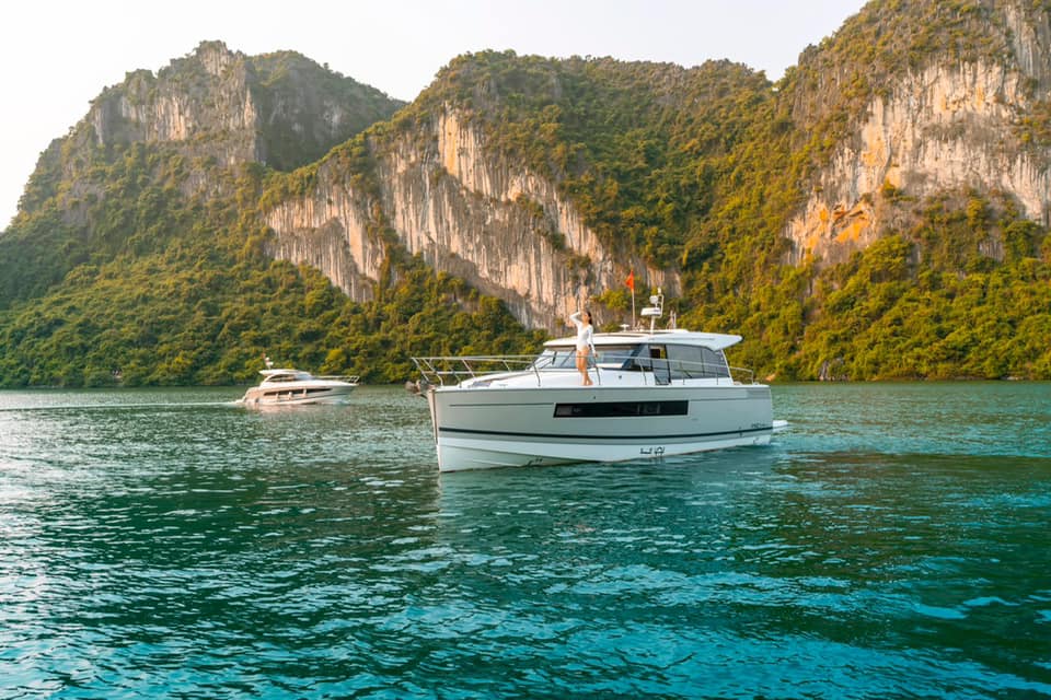charter yacht halong bay