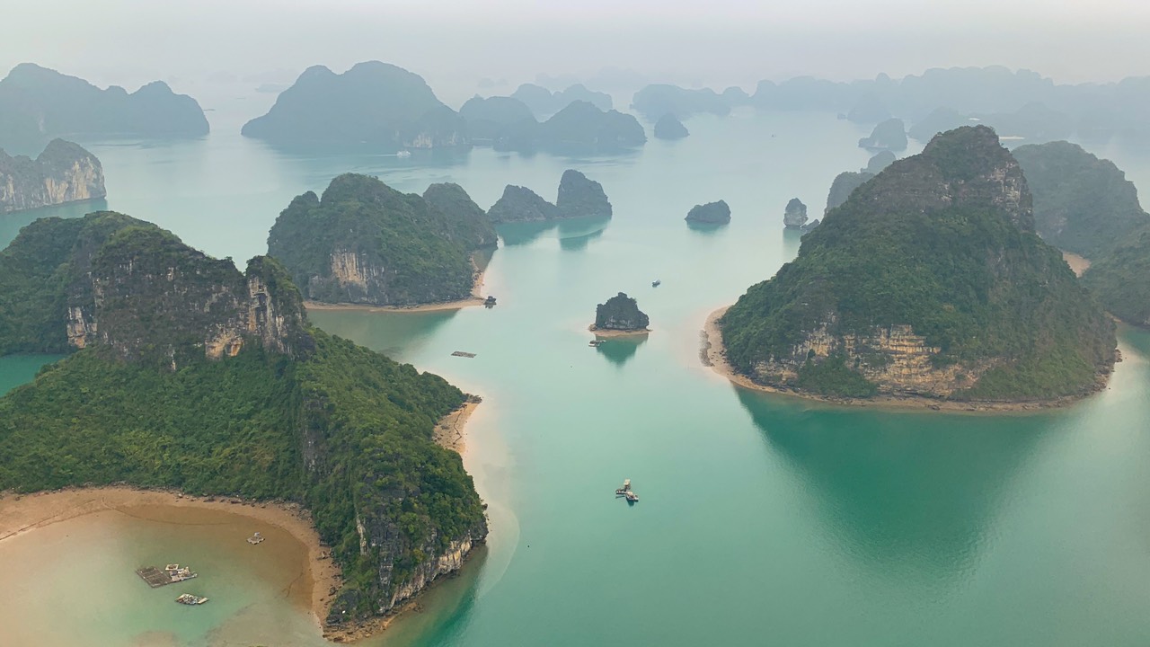 Halong Bay VIP Day Trip: Helicopter Flight and Yacht Cruise from Hanoi