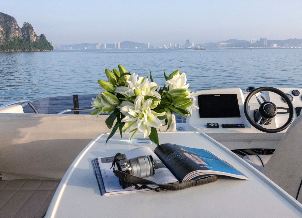 Jeanneau's Velasco 43F Yacht for Day Tour in Halong Bay