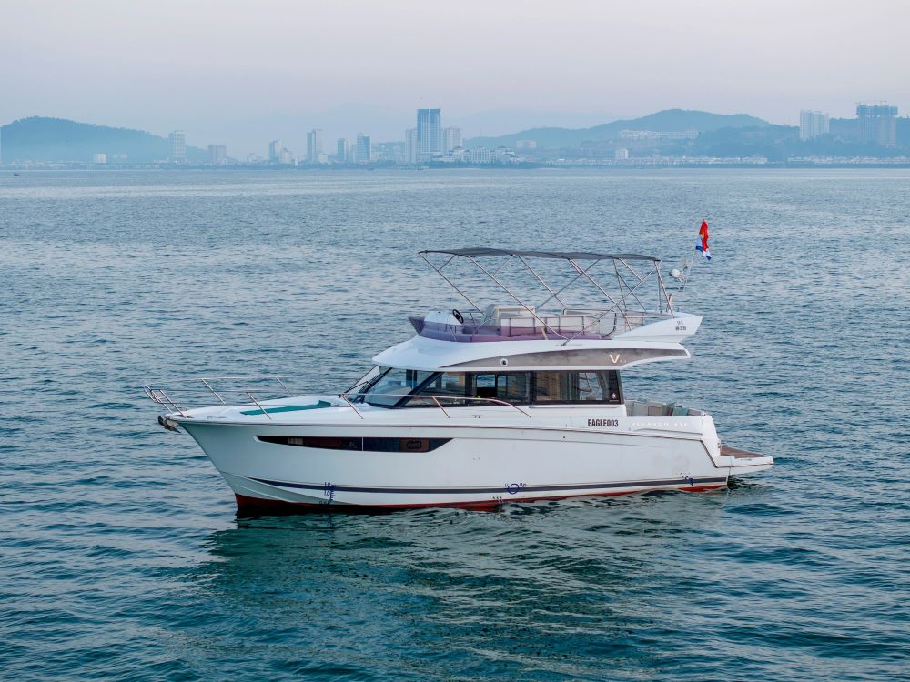 Jeanneau's Velasco 43F Yacht for Day Tour in Halong Bay