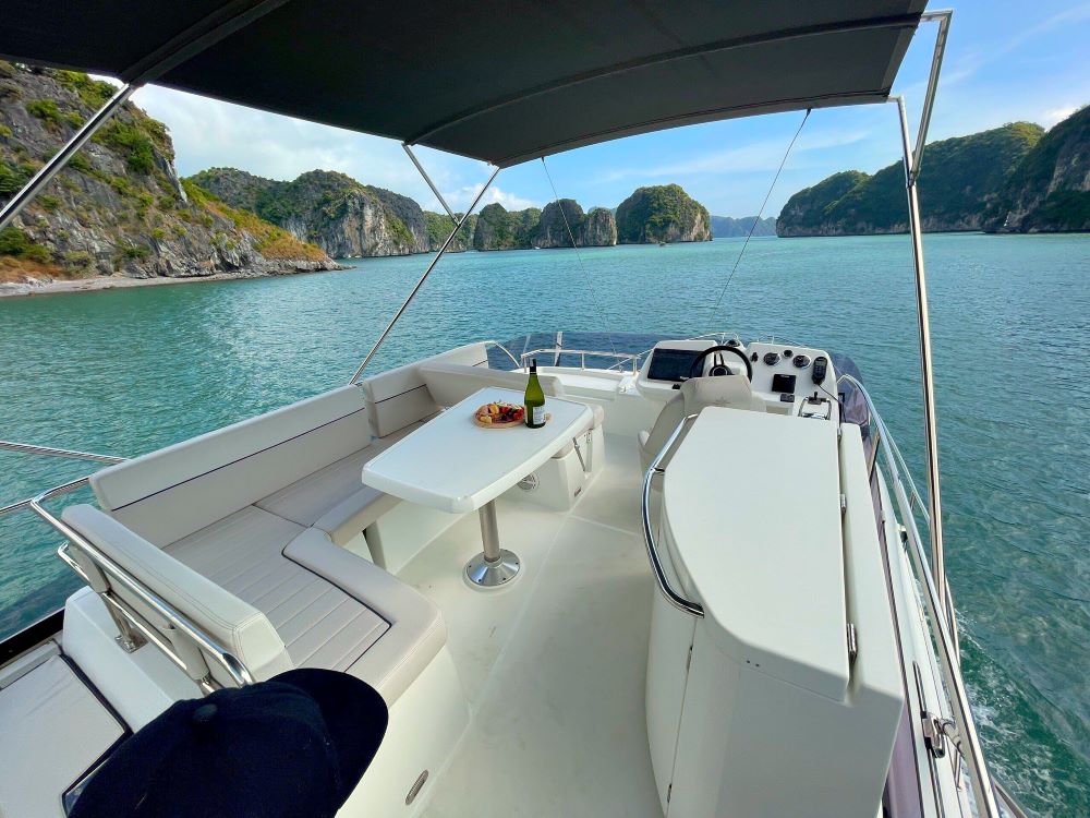 Jeanneau's Velasco 43F Yacht for Day Tour in Halong Bay